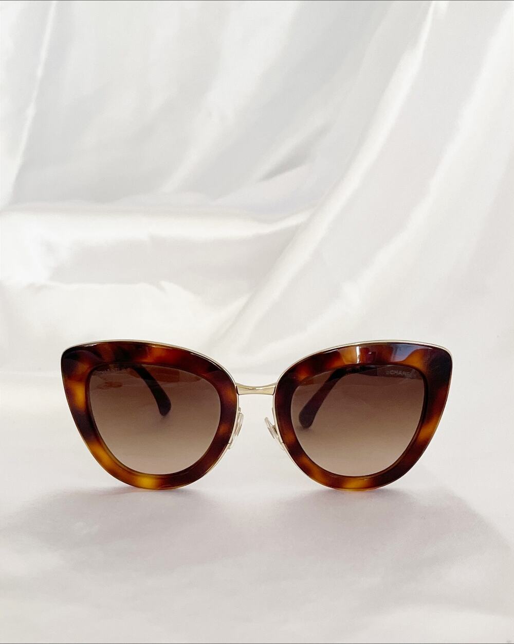 CHANEL Cat Eye Quilted Sunglasses 5368 Tortoise Shell Acetate Gradient Tint Logo